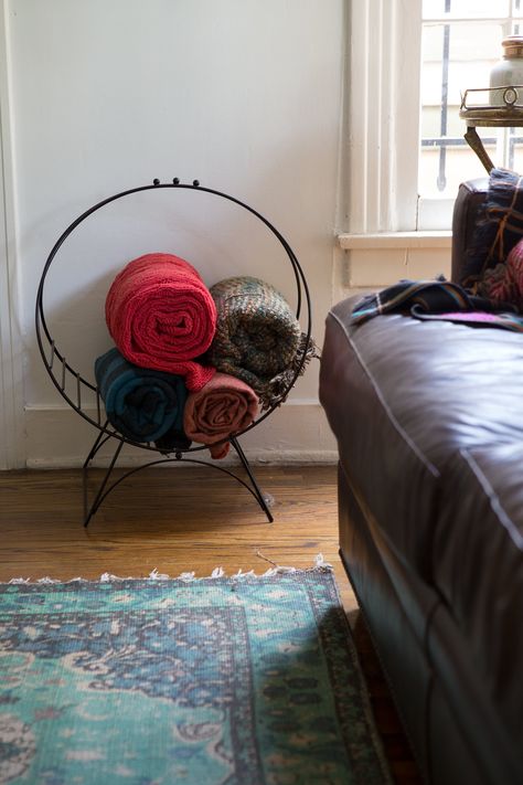 Clever blanket storage in an old log carrier. Cool Apartment, Apartment Decorating For Couples, Couples Apartment, Small Apartment Organization, Living Room Blanket, Apartment Storage, Storing Blankets, Trendy Apartment, Apartment Decorating Ideas