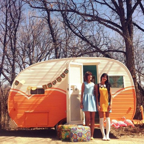 Camper Exterior Makeover, Caravan Exterior, Camper Exterior, Best Pop Up Campers, Food Trailer For Sale, Camping Vintage, Diy Camper Trailer, Vintage Rv, Travel Trailer Remodel