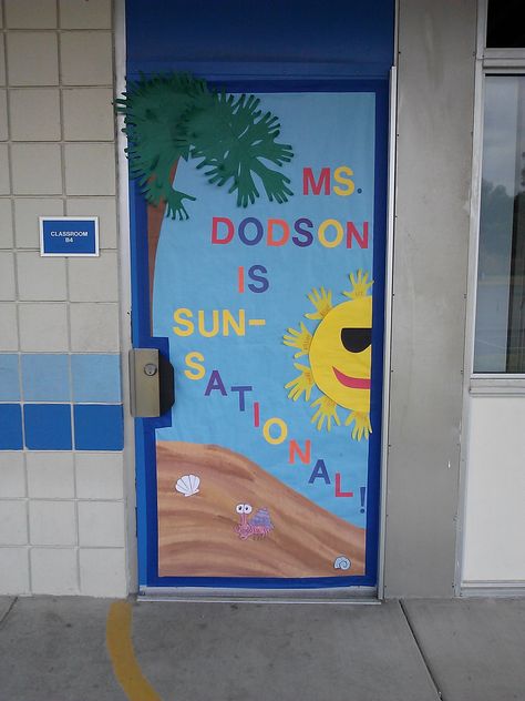 Hawaiian theme. I used the kids hands for the sun rays and leaves. Hawaiian Teacher Appreciation Door, Printable Teacher Quotes, Teacher Appreciation Decorations, Summer Boards, Teacher Appreciation Door, Teacher Appreciation Door Decorations, Tropical Doors, Homeroom Mom, 6th Grade Activities