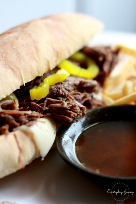 Slow cooker shredded italian beef for sandwiches. So yummy! Recipe at everydayjenny.com Sandwiches For A Crowd, Grilled Chicken Sandwich Recipes, Cold Sandwich Recipes, Hot Sandwich Recipes, Club Sandwich Recipes, Grill Sandwich, Roast Beef Sandwich, Halloween Food Dinner, Italian Beef Sandwiches