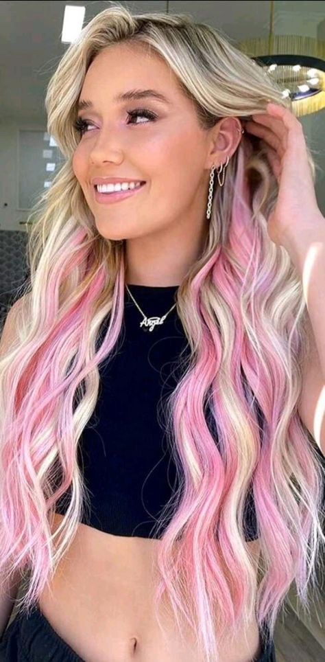 Pink Peekaboo Hair, Pelo Color Caramelo, Pink Hair Streaks, Pink Hair Highlights, Peekaboo Hair Colors, Blonde Hair With Pink Highlights, Light Pink Hair, Pink Blonde Hair, Mode Kylie Jenner