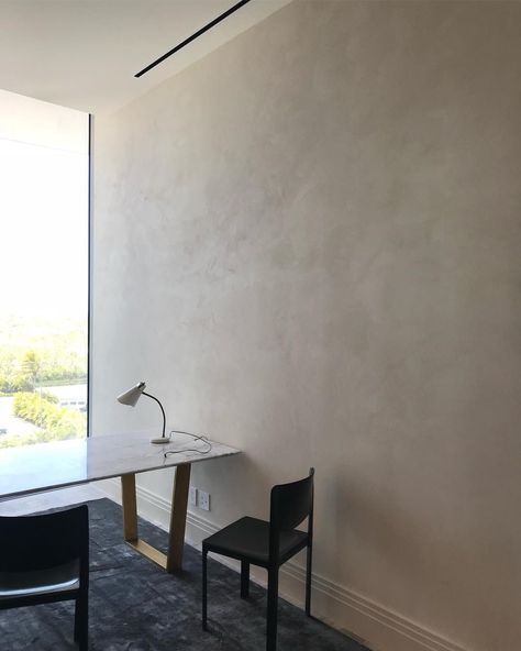 Matte venetian Gray Venetian Plaster Walls, Stucco Interior Walls Ideas Modern, Venetian Plaster Walls Bedroom, Beige Venetian Plaster, Venitian Walls, Brutalist Farmhouse, Stucco Interior Walls Ideas, Venetian Plaster Bathroom, White Plaster Walls