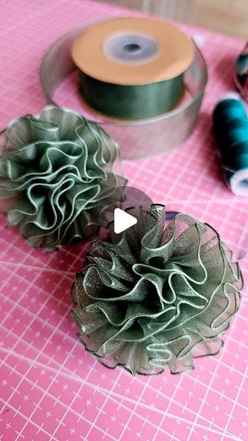 Organza Ribbon Hair Bows, How To Make A Bow For Hair, Tulle Flowers Diy, Lace Flowers Tutorial, Tulle Hair Bows, Tulle Crafts, Tissue Paper Flowers Diy, Ribbon Flower Tutorial, Organza Bow