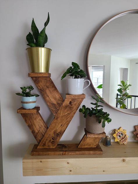 Handmade Solid Wood Plant Stand for desks, tables, mantles, shelves, etc. also great to use as a decoration stand. Sizes for each platform are 4"x4" and can accommodate 4 small plants with pots up to 5" in diameter. Width of Stand can vary and is generally 18" wide and 17.5" tall. Please inquire for exact dimensions Assembled using pocket hole screws in the back and visible. 100% Canadian Solid Pine lumber. All wood is new and is FSC certified for sustainability. Due to the material being natura Wood Plant Shelves, 2x10 Projects Wood, Stuff To Build With Wood, Things Made Out Of Wood, Wood Projects For Girlfriend, Small Diy Wood Projects, Wood Making Ideas, Diy Plant Shelves, Diy Wood Plant Stand