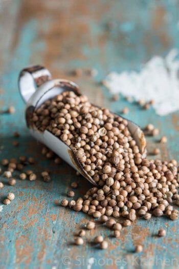 Coriander seeds Spices Photography, Bolo Fit, Edible Seeds, Healthy Liver, Spices And Herbs, Cooking Ingredients, Spices And Seasonings, Coriander Seeds, Food Styling