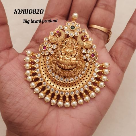 India Makeup, Wedding Jewelry Sets Bridal Jewellery, Locket Design, Neck Pieces Jewelry, Gold Bangles For Women, Black Beads Mangalsutra Design, New Gold Jewellery Designs, Gold Earrings Models, Fancy Jewelry Necklace