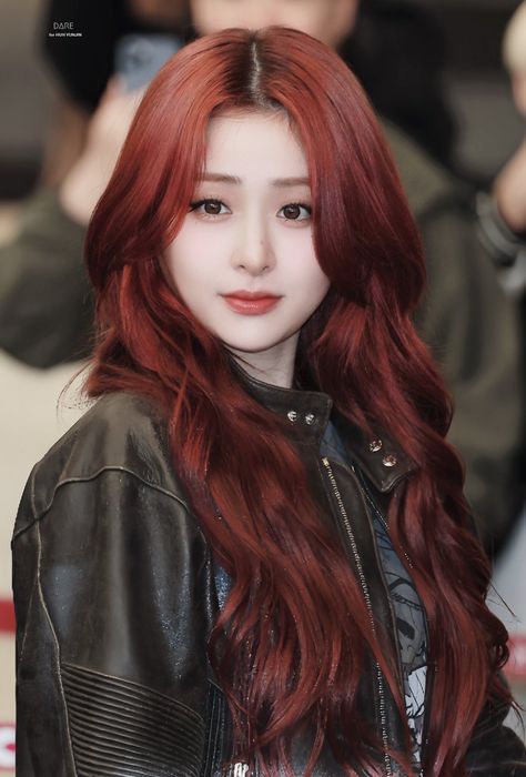 Yunjin Kim, Cute Photo Poses, Kpop Hair, Huh Yunjin, Shin Yuna, 17 Kpop, Celebrity Singers, Girls With Red Hair, Dara Kpop