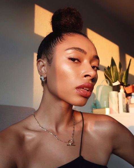 1,297 curtidas, 22 comentários - Lesley (@asos_lesley) no Instagram: “Obsessed with the glow ✨ 🔍 Charlotte Tilbury Beauty Light Wand - Goldgasm (1753565)” Hairstyles Slick Back, Charlotte Tilbury Beauty Light Wand, Slick Back Bun, Natural Hair Afro, Slicked Hair, Hair In A Bun, Hair Afro, Hair Scarf Styles, Slick Back