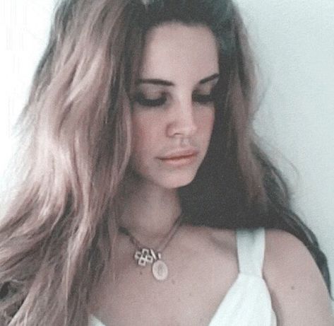 Imagen de lana del rey, video games, and lana Lana Pfp, 50’s Aesthetic, Lizzy Grant Aesthetic, 60’s Aesthetic, Lana Del Rey Video, Americana Aesthetic, Watercolor Eyes, Y2k Profile Picture, Lana Del Rey Love