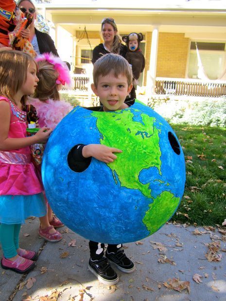 Earth Day Every Day - including Halloween! Great costume idea. Great Costume Ideas, Diy Halloween Costumes For Kids, Manualidades Halloween, Diy Halloween Costume, Group Halloween Costumes, Family Halloween Costumes, Cool Halloween Costumes, Diy Halloween Costumes, Halloween Kostüm