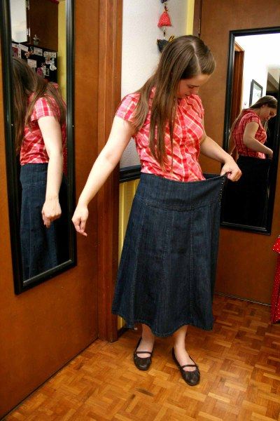 How to fix a skirt if it is to big! Very helpful very simple very easy to do. Darts Sewing, Big Skirt, Diy Skirts, Large Skirt, Big Skirts, Simple Skirt, Diy Skirt, A Skirt, Refashion Clothes