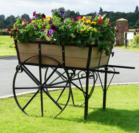 “Dotties Vintage Daisy cart” garden planter : Black Country Metalworks Ltd Wagon Wheel Decor, Floral Art Arrangements, Garden Backdrops, Rustic Planters, Wheel Decor, Garden Cart, Vintage Daisy, Flower Cart, Powder Coated Metal