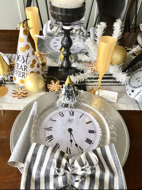 New Years Eve Table Setting, Tables Centerpieces, Easy Party Favor, Simple Table Settings, New Year Table, Midnight Kisses, Gold Christmas Ornaments, Party Table Settings, Tablescape Ideas