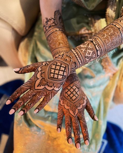 Happy Mehndi Monday!! Bridal Henna by @sonias_henna_art #torontoHenna #hennadesign #bridalhennadesigns #torontoweddingphotographer #bridalhenna #torontohennaartist #toronto_insta #bridal #hennainspire #sajni #hennadesign #mehndidesign #mehndiart Bridal Mehandi For Engagement, Bridal Mehendi Back Hand Design, Marriage Mehndi Designs For Bride, Hindu Bride Mehandi Designs, Mehendi Engagement Designs, Mehandi Designs Engagement, Henna Designs Bride, Hindu Bridal Mehndi Designs, Bridal Mehendi Designs Latest