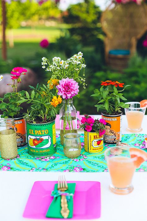 Mexican Chic Decor, Latin Themed Party Decor, Mexican Hens Party, Fiesta Theme Table Decor, Margarita Party Ideas Decorations, Chic Mexican Fiesta, Chic Fiesta Theme Party, Taco And Margarita Party, Mexican Garden Party