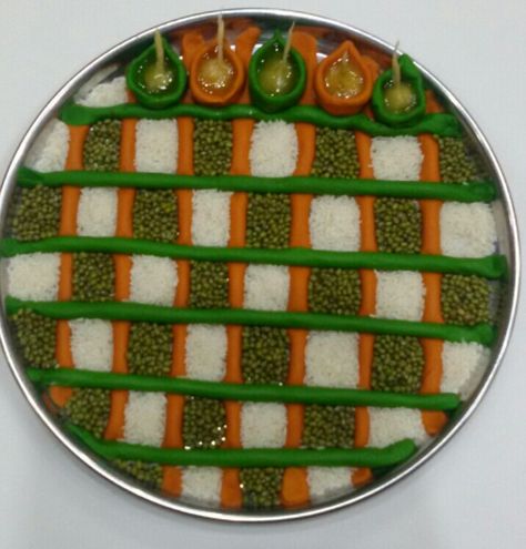 Aarati Plates Decoration, Navratri Arti Thali Decoration, Aarti Dish Decoration, Pooja Thali Decoration Ideas Diy, Thali Decoration For Navratri, Navratri Thali Decoration, Arti Thali Decoration Ideas For Navratri, Dish Decoration For Aarti, Navratri Aarti Thali Decoration Ideas