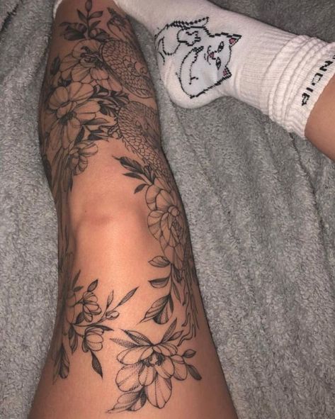 Tattoo Bein Frau, Rosen Tattoo Frau, Leg Tattoos Women, Dope Tattoos For Women, Leg Sleeve Tattoo, Stylist Tattoos, Knee Tattoo, Cute Tattoos For Women, Subtle Tattoos