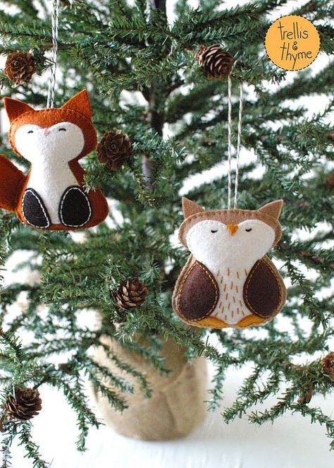 This listing is for an instant-download PDF-PATTERN. It is not a finished toy. Woodland Owl is sweet and handsome. Hes perfect for your living room, nursery, or work-space. (No matter where he is, hes sure to bring a smile.) This felt pattern is stitched entirely by hand, and is perfect for beginners. Finished ornament is approximately 3.75 inches tall.  Skills required: - Basic embroidery skills - Blanket stitch - Back stitch - Stem stitch - Applique stitch  This PDF pattern includes:  - Mat... Harry Potter Christmas Decorations, Woodland Ornaments, Woodland Owl, Felt Ornaments Patterns, Fox Ornaments, Winter Ornaments, Softie Pattern, Woodland Fox, Felt Ornament