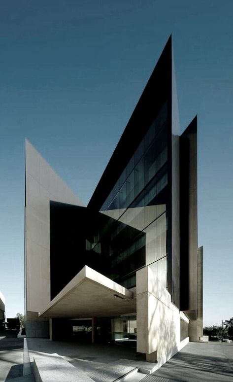 A AS Architecture Sir llew Edwards building Brisbane v pinterest Shear Wall Structure Design, Morphosis Architecture, Elegant Building, Architecture Portfolio Design, Facade Architecture Design, Modern Architecture Building, Skyscraper Architecture, Architecture Design Concept, Unique Buildings