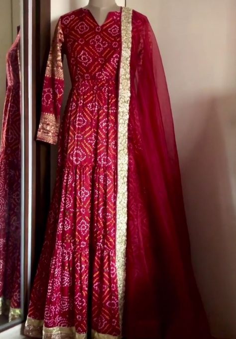 Bandini Dress Patterns, Bandini Suit Design, Chunari Dress Designs, Red Bandhani Anarkali Dress, Bandhini Outfit Ideas, Red Chundri Dresses Ideas, Chunari Suit Designs, Bandhej Gown Designs, Bandhni Dress Designs Latest