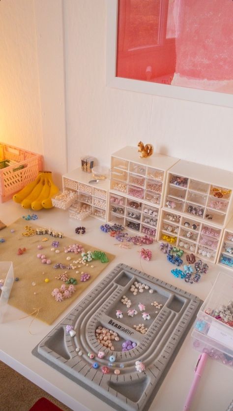 Jewelry Making Room, Jewelry Making Aesthetic, Jewelry Vendor Display, Jewelry Studio Organization, Pola Manik, Gelang Manik-manik, Diy Jewelry Display, Bead Organization, Bead Storage