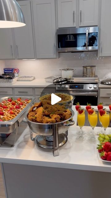 Private Chef & Catering. on Instagram: "BRUNCH 🥂🍗🧇 - BOOK @thecheftay" Bunch Ideas Lunch, Thanksgiving Food Display Buffet Tables, Food For Entertaining Friends, Brunchmas Ideas, American Brunch Ideas, Brunch Party At Home, Brunch For 50 People, Bunch Food Ideas, Catering Breakfast Ideas