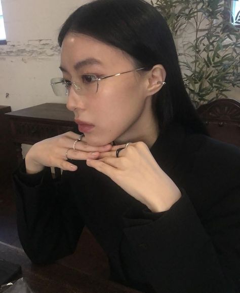 Dark aesthetic 
Bayonetta glasses 
Glasses aesthetic 
Aesthetic 
Pretty girl 
Hair inspiration 
Black hair inspiration Asian Glasses, Glasses Inspiration, Vintage Glasses, Geek Chic, Aesthetic Girl, Maquillaje De Ojos, Instagram Fashion, Pretty Woman, Pretty People