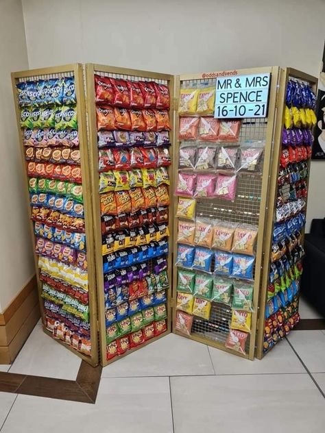 Sweet Display Ideas, Diy Chip Display, Snack Stand Display, Diy Candy Stand Display Ideas, Chip Wall Wedding, Diy Candy Display, Candy Display Store, Candy Booth Ideas, Snack Stand Ideas