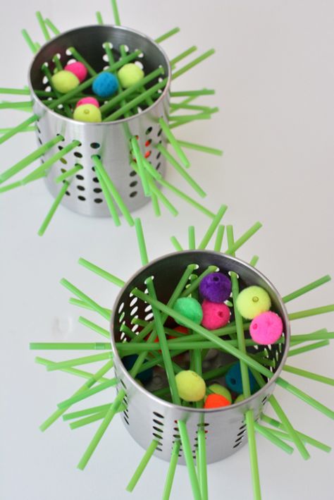 Make your own kerplunk game for kids - Invitation to play Kerplunk Game, Maluchy Montessori, Preschool Fine Motor, Motor Skills Activities, Invitation To Play, Aktivitas Montessori, Diy Games, Game For Kids, Fine Motor Activities