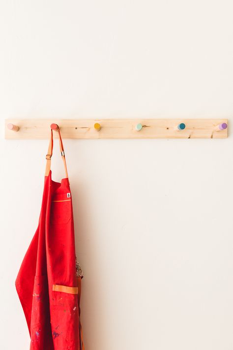 Toddler Coat Rack, Diy Wood Coat Rack, Diy Coat Hooks, Kids Coat Rack, Diy Hat Rack, Garderobe Diy, Wood Clothing, Diy Coat Rack, Coat Pegs