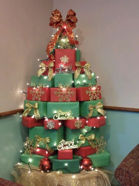 Christmas tree made from stacked boxes Christmas Tree Themes Unique, Unique Gift Wrapping Christmas, Christmas Tree Box, Wall Christmas Tree, Tree Box, Tree Themes, Christmas Topper, How To Make Christmas Tree, Creative Christmas Trees