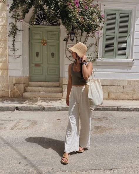 Eastern European Summer Outfits, Casual London Outfits Summer, Europe Summer Shoes, European Summer Wardrobe, Italy Outfit Inspiration, Mallorca Aesthetic Outfit, Austria Summer Outfit, Europe Outfits Summer European Vacation, Euro Summer Outfits