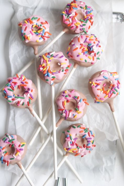 Doughnut Cake Pops – peaches 2 peaches Cranberry Macarons, Cake Supply Store, Doughnut Party, Savory Cakes, Donut Themed Birthday Party, Bar A Bonbon, Cookies And Cream Cake, Birthday Donuts, Donut Birthday Parties