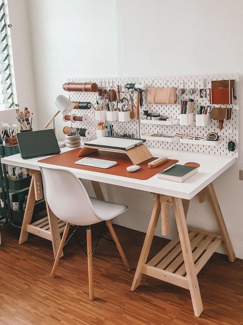 Craft Room Minimalist, Hobby Room Design Art Studios, Home Atelier Workspaces, Art Studio Aesthetic Modern, Craft Desk Storage, Office Art Room Combo, Small Business Area At Home, Art Studio Desk Ideas, Art Studio Pegboard