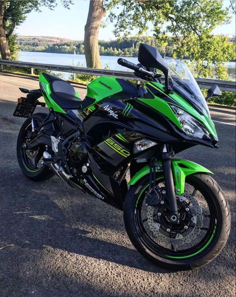 Yamaha R6 Green, Lime Green Motorcycle, Green Motorcycle Aesthetic, Neon Green Motorcycle, Green And Black Motorcycle, Dark Green Motorcycle, Ninja 650 Kawasaki, Motorcycle Green, Ninja Bike