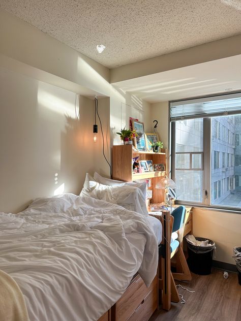 The best freshman dorm on campus🫶 Nyu Campus Dorm, Nyu Dorms, Nyu Dorm, Nyu Campus, Campus Dorm, University Hall, Freshman Dorm, 2025 Vision, Nyc Apartment