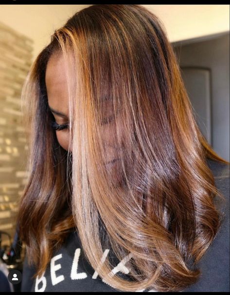 Medium Bobs, Flips Hair, Natural Hair Highlights, Light Browns, Blonde Natural, Girl Hair Colors, Honey Brown Hair, Money Piece, Dyed Hair Inspiration