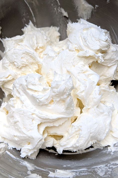 Fluffy White Buttercream Frosting, Creamy White Cake With Buttercream Frosting, Best White Frosting For Cake, Best White Icing For Cakes, Best Icing For White Cake, Best Wedding Cake Icing, Not Too Sweet Frosting Recipes, Fluffy White Frosting Recipe, White Frosting Cake Decoration