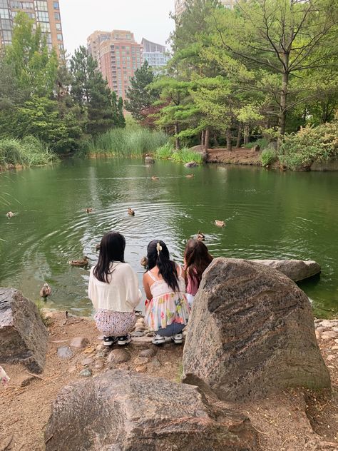 #friends #lake #aesthetic #lake #cute #pose #poseideas Lake Picnic Aesthetic, Picture For Friends, Picnic Aesthetic Friends, Lake Picnic, Friends Pose, Pictures For Friends, Lake Aesthetic, Aesthetic Lake, Picnic Aesthetic