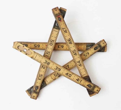 How to Create Vintage Christmas Star Decorations (Day #4) Ruler Crafts, Yard Sticks, Postage Stamp Quilt, Quilted Christmas Stockings, Vintage Craftsman, Christmas Star Decorations, Mini Wreaths, Burlap Christmas, Tape Measures