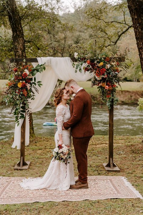 October Wedding Arch Ideas, Wedding Arch Fall Outdoor Ceremony, Wedding Fall Arch Ideas, Fall Wedding Outside Decorations, Wedding Rustic Arch, Rustic Boho Wedding Ceremony, Wedding Arches Outdoors Fall, Boho And Rustic Wedding, Easy Fall Wedding Decorations