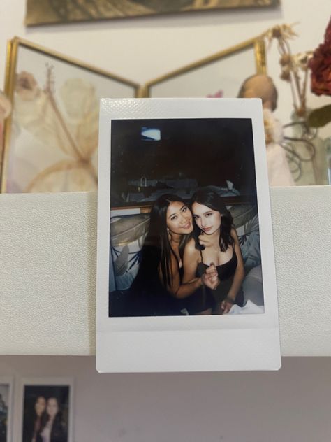 Polaroid Inspired Photos, Polaroid Aesthetic Friends, Best Friend Polaroid Pictures Aesthetic, Polaroid Pics Ideas, Polaroid Inspo Friends, Cute Polaroid Pictures With Friends, Polaroid Inspo Pictures, Polaroid Friends Aesthetic, Polaroid Poses Friends