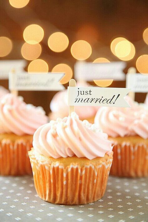 Marry Wedding Dessert Cupcakes, Diy Wedding Desserts, Diy Wedding Binder, Diy Wedding Bar, Cupcake Toppers Wedding, Cupcake Table, Cake Displays, Wedding Toppers, Cupcakes Wedding