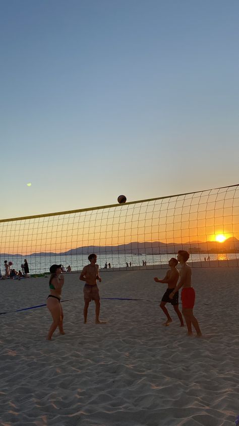 Beach Volley Aesthetic, Best Beach Poses, Beach Pictures With Friends, Beach Pictures Inspo, Beach Pictures Ideas, Poses For Friends, Volleyball Pics, The Beach With Friends, Beach With Friends