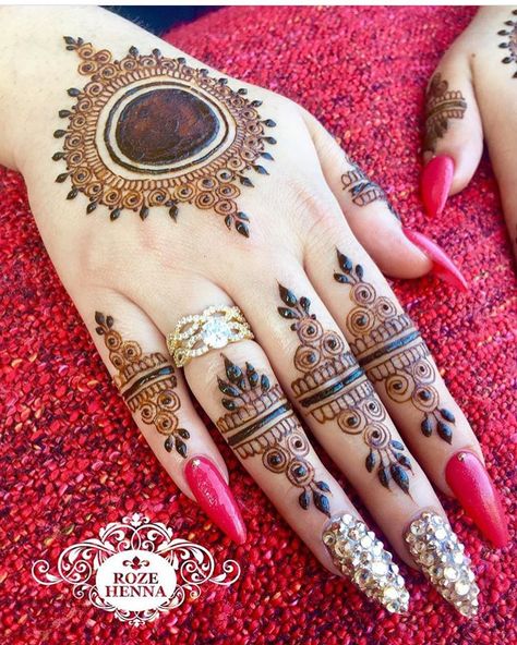 2,547 Likes, 9 Comments - Daily Henna Inspiration (@hennainspire) on Instagram: “Henna @henna_paradise . . . #henna #mehndi #whitehenna #wakeupandmakeup#zentangle #boho…” Tikki Mehendi, Best Arabic Mehndi Designs, Henna Mandala Design, Buta Design, Henna Sleeve, Henna Mandala, Tato Henna, Foot Henna, Bridal Mehendi Designs Hands