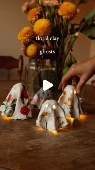 Pottery for All on Instagram: "Darn cute floral clay ghosts from @sibster 👻 Go give her a follow for more cool DYI work!" Air Dry Clay Ghosts Tutorial, Air Dry Clay Ghost Tea Light, Clay Ghosts Diy Tutorial, Air Dry Clay Mini Ghosts, Clay Ghost Tealights, Napkin Ghosts, Air Dry Clay Ghost Diy, Clay Ghosts Diy, White Clay Crafts