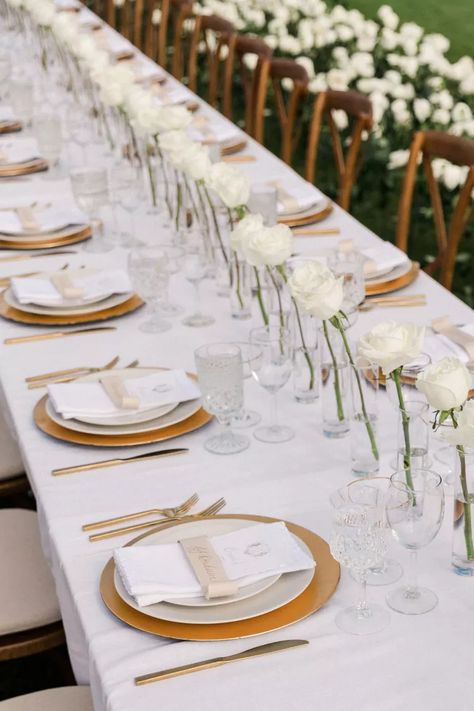 Minimal Table Setting, Modern White Wedding, Modern Glam Wedding, Group Workout, Wedding Minimal, Football Watch Party, Minimal Table, Stem Flowers, Tiny White Flowers