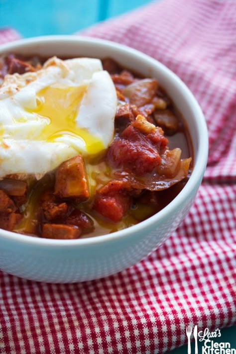 Guest Post: #paleo Spicy Breakfast Stew (with the perfect poached egg) Spicy Breakfast, Spicy Stew, Menu Sarapan Sehat, Perfect Poached Eggs, Breakfast Soup, Poached Egg, Think Food, Primal Paleo, Paleo Breakfast