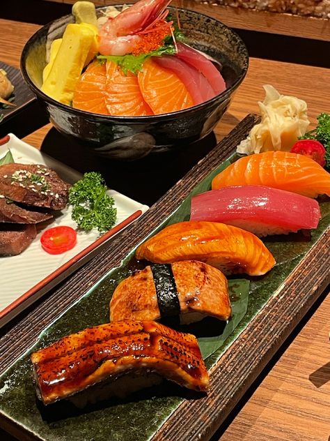 Fancy Japanese Food, Expensive Restaurant Food, Sashimi Aesthetic, Aesthetic Sushi, Japanese Food Photography, Sushi Aesthetic, Tokyo Food, Food Shapes, Foreign Food