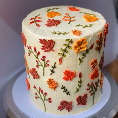 Autumnal Cake Ideas, Autumnal Cake Decoration, Fall And Halloween Desserts, Fall Bday Cake Ideas, Cake Decorating Autumn, Fall Cakes Birthday, Autumn Leaf Cake, Fall Cake Inspiration, Simple Fall Birthday Cake